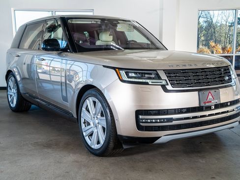 Used 2023 Land Rover Range Rover Long Wheelbase SE image 4