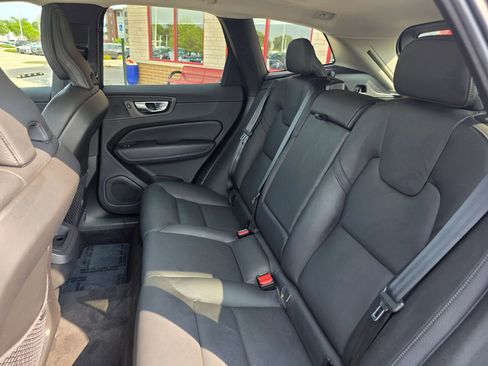 Used 2022 Volvo XC60 B5 Momentum image 9