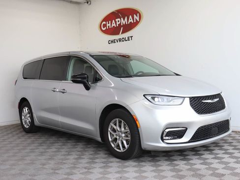 Used 2024 Chrysler Pacifica Touring-L FWD image 1