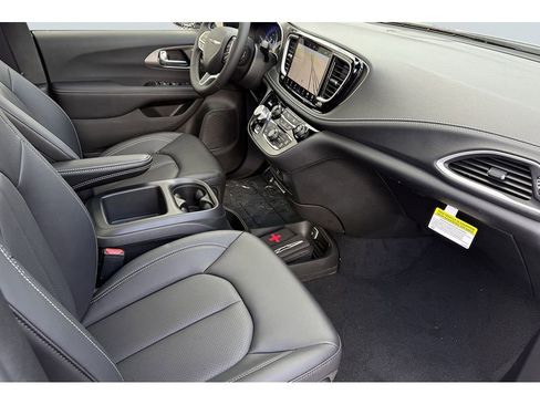 New 2026 Chrysler Pacifica Select image 22