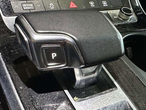 Used 2022 Audi Q8 Premium image 25
