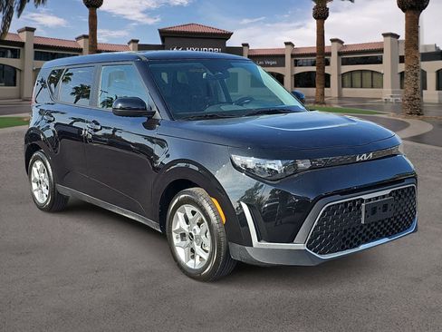 Used 2025 Kia Soul LX image 2