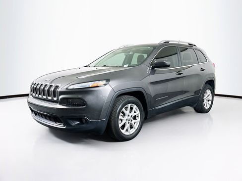 Used 2017 Jeep Cherokee Latitude image 3