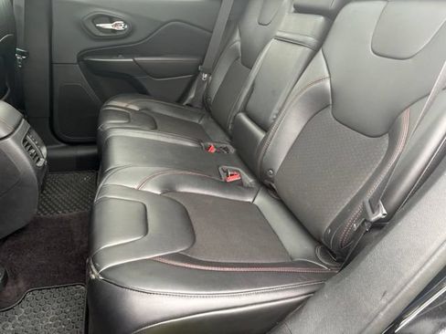 Used 2019 Jeep Cherokee Trailhawk w/ Comfort/Convenience Group AWD/4WD image 13