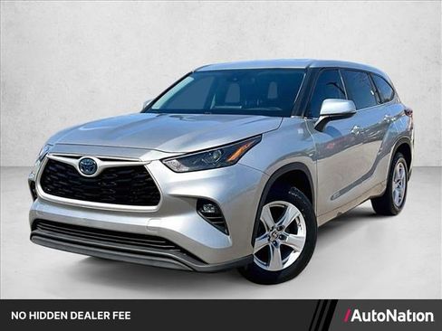 Used 2023 Toyota Highlander LE FWD image 1