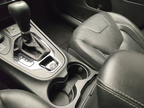 Used 2019 Jeep Cherokee Limited image 26