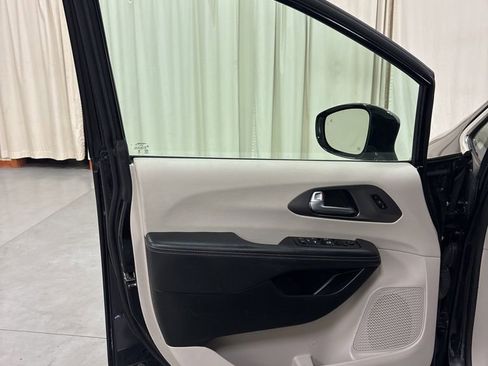 Used 2024 Chrysler Pacifica Touring-L image 16