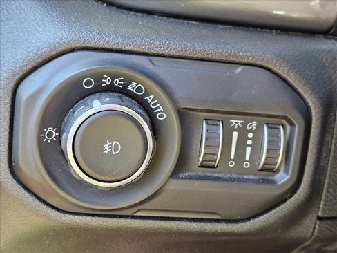 Used 2018 Jeep Wrangler Unlimited Sahara image 8