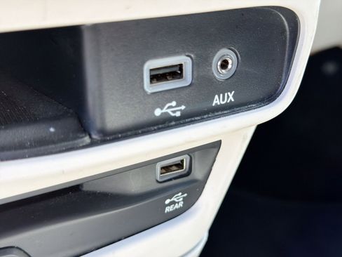 Used 2018 Chrysler Pacifica Limited FWD image 32