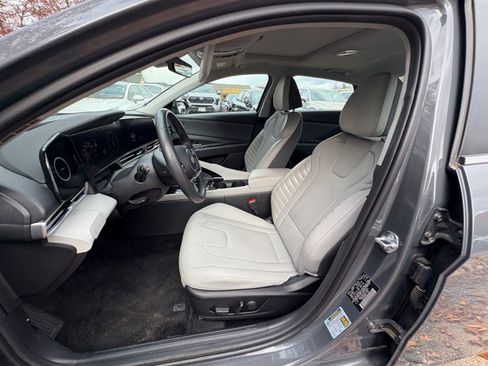 Used 2025 Hyundai Elantra Limited image 22