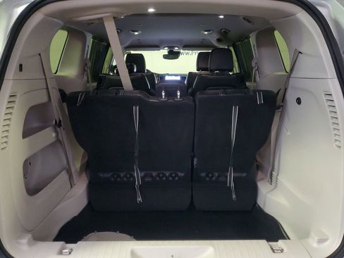 Used 2024 Chrysler Pacifica Touring-L image 10