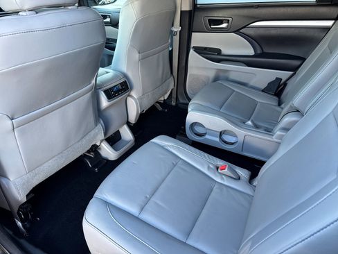 Used 2018 Toyota Highlander XLE image 12