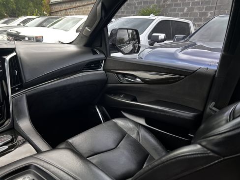 Used 2019 Cadillac Escalade ESV Platinum RWD image 25