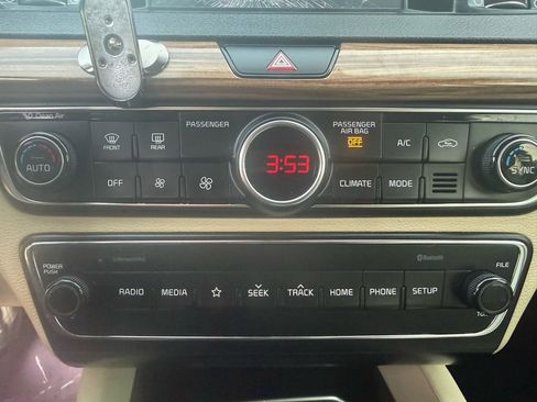 Used 2019 Kia Cadenza Premium image 14