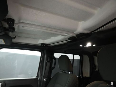 Used 2021 Jeep Gladiator Sport image 12