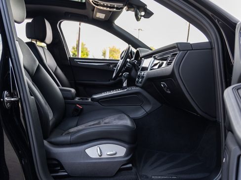 Certified 2021 Porsche Macan image 43