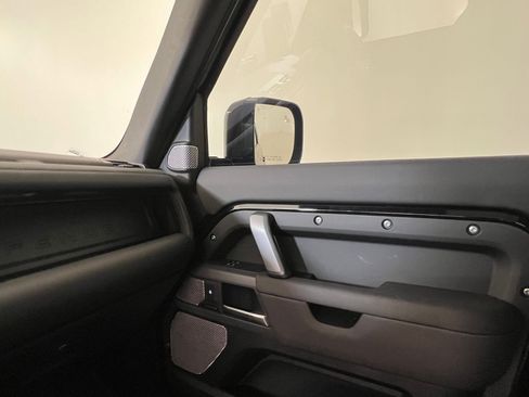 Used 2024 Land Rover Defender 130 X-Dynamic SE image 30