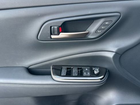 Used 2025 Toyota Crown Signia Limited image 12