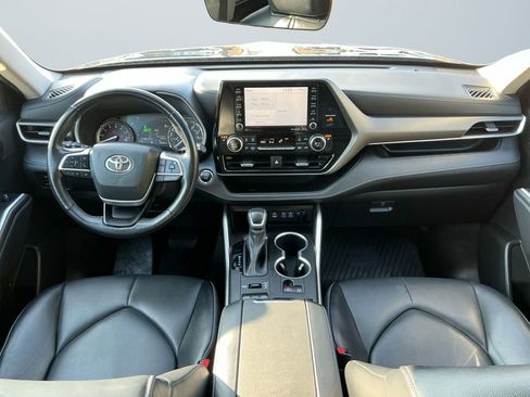 Used 2022 Toyota Highlander XLE image 12