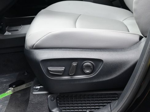 Used 2026 Toyota Sienna XLE FWD image 11