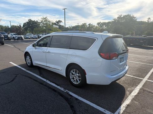 Used 2020 Chrysler Pacifica Touring-L FWD image 7