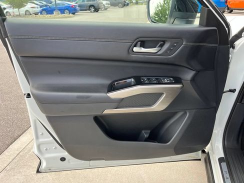 Used 2024 Nissan Pathfinder Platinum AWD/4WD image 6