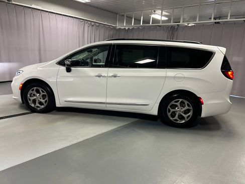Used 2023 Chrysler Pacifica Limited FWD image 4