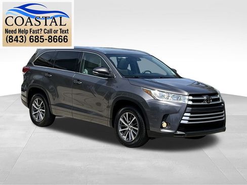 Used 2017 Toyota Highlander XLE FWD image 3