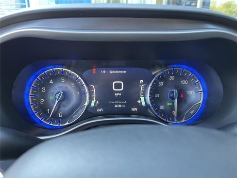 Used 2024 Chrysler Pacifica Touring-L FWD image 22