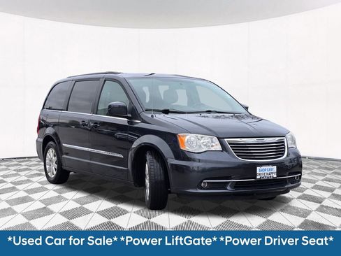 Used 2014 Chrysler Town & Country Touring image 4