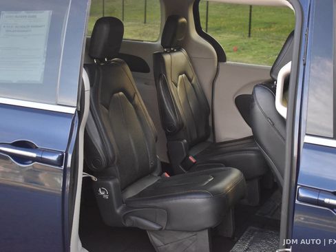 Used 2020 Chrysler Pacifica Touring-L FWD image 13