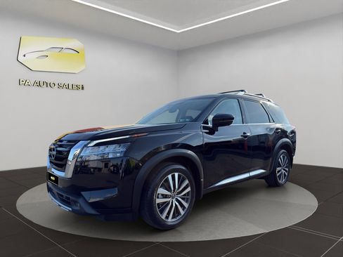 Used 2022 Nissan Pathfinder Platinum w/ Cargo Package image 3