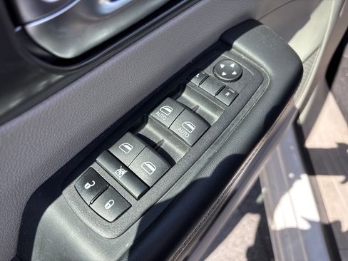 Used 2023 Chrysler Pacifica Touring-L FWD image 14