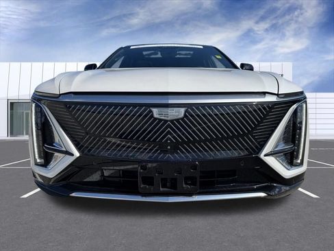 Certified 2025 Cadillac Lyriq Luxury AWD/4WD image 7