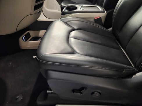 Used 2023 Chrysler Pacifica Touring-L FWD image 25