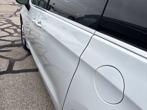 Used 2022 Chrysler Voyager LX image 14