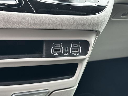 Used 2024 Chrysler Pacifica Touring-L FWD image 30