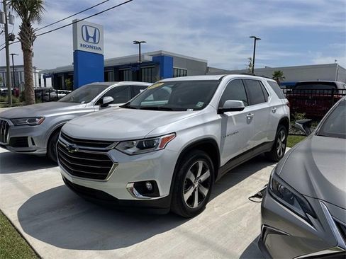 Used 2021 Chevrolet Traverse LT w/ LT Premium Package image 3