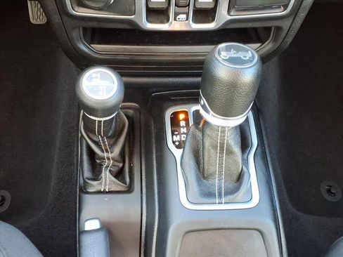 Used 2018 Jeep Wrangler Unlimited Sahara image 23