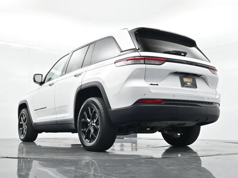 Used 2024 Jeep Grand Cherokee Altitude AWD/4WD image 30