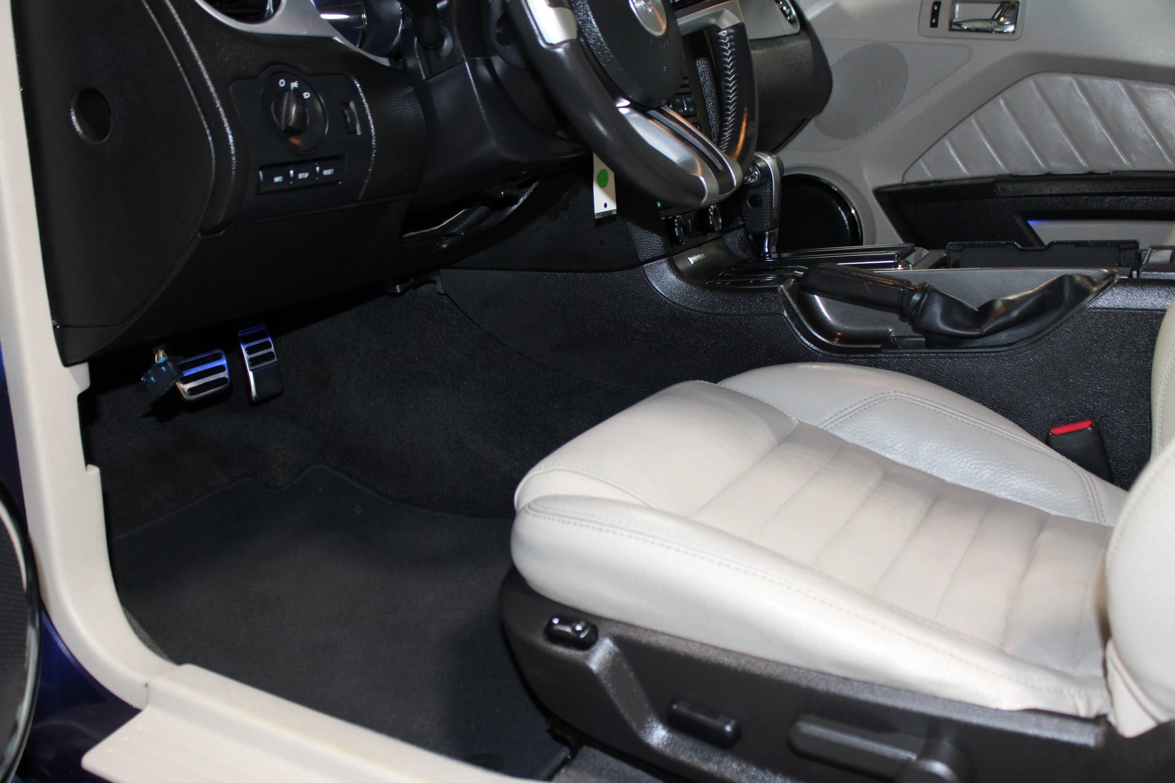 Used 2011 Ford Mustang Premium w/ Security Pkg RWD image 22