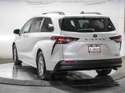 Certified 2024 Toyota Sienna XLE FWD image 3