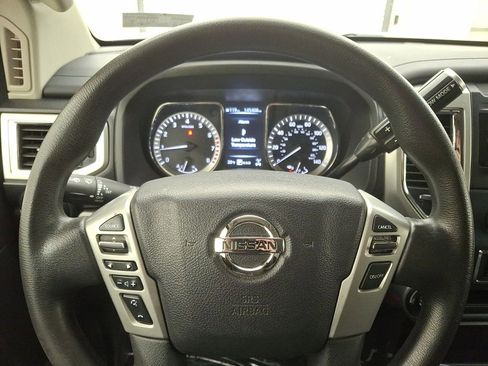 Used 2018 Nissan Titan SV image 16