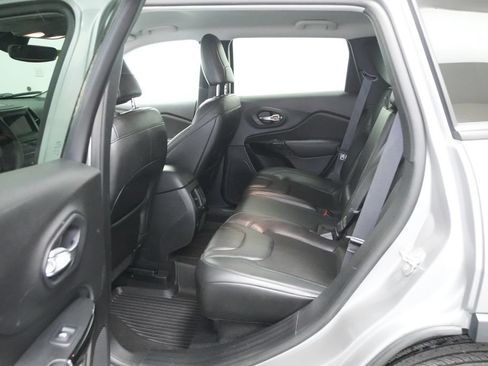 Used 2021 Jeep Cherokee Latitude Plus AWD/4WD image 19