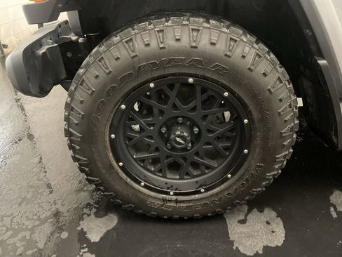 Used 2018 Jeep Wrangler Unlimited Sahara w/ Uconnect 4C Nav & Sound Group image 27