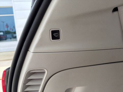 Used 2022 Chrysler Voyager LX FWD image 9