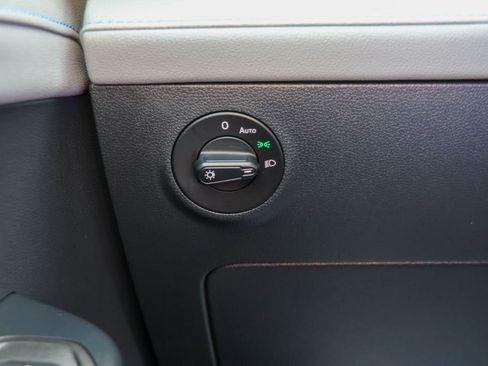 Used 2024 Volkswagen Taos SE image 16