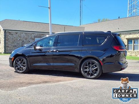 Used 2026 Chrysler Pacifica Limited w/ Uconnect Theater Family Group FWD image 17