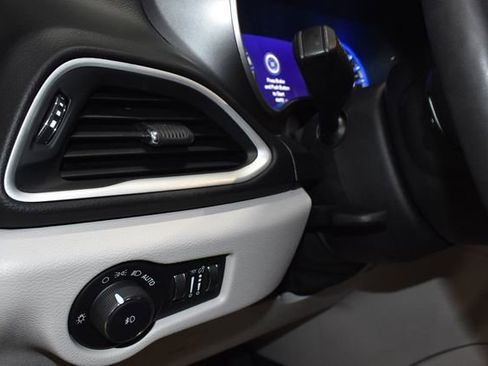 Certified 2024 Chrysler Pacifica Touring-L image 27