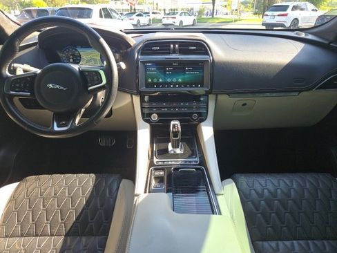 Used 2020 Jaguar F-PACE SVR image 11